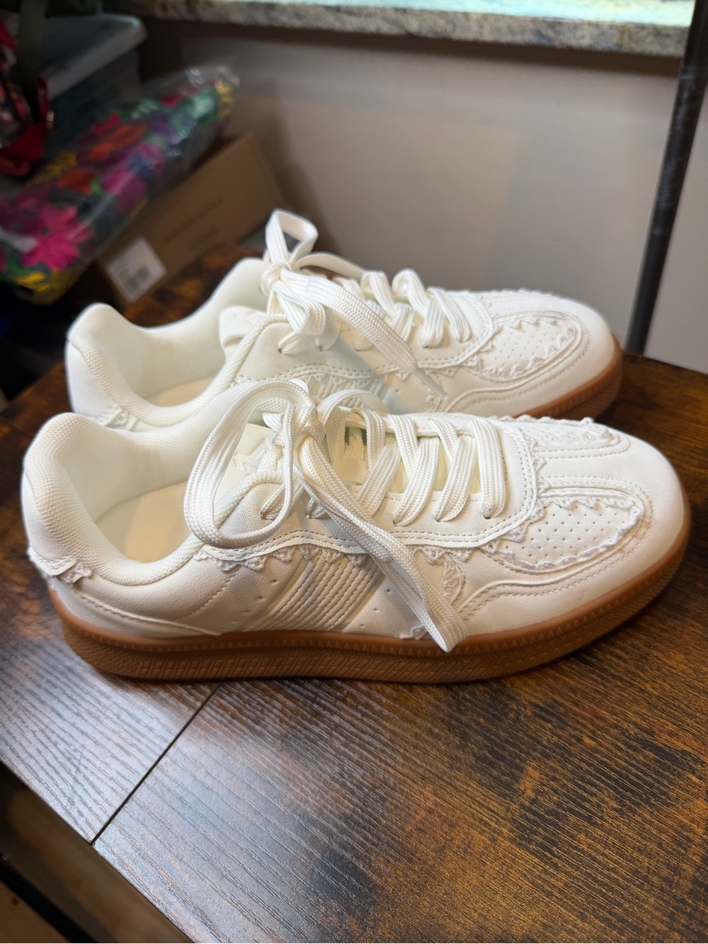 JACKSHIBO Women's Lace-Up Fashion Sneakers lace detailing retro gum sole SZ 7.5
